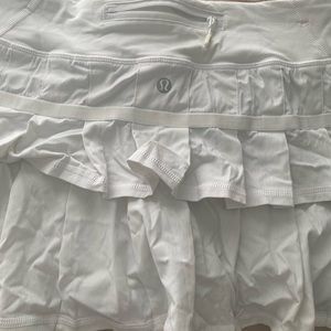 Lululemon white Tennis skirt size 6 preowned w/ ruffle skirt.